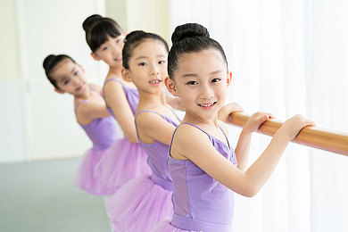 少妇3p：城市少妇惊动网友，道德底线何去何从？-2