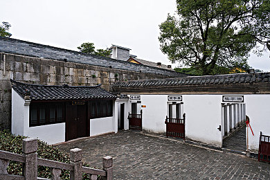 激情三区:市中心新商圈:揭秘激情三区商业魅力-1